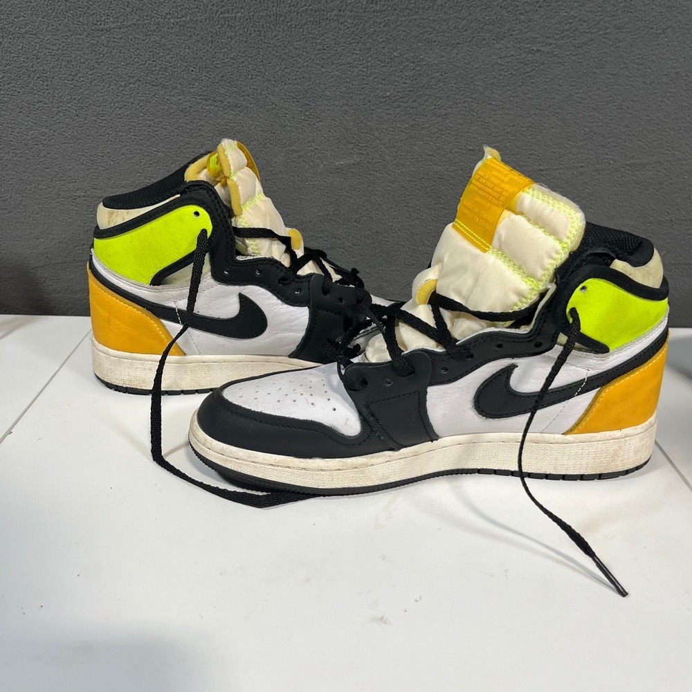 Nike Air Jordan 1 Retro High OG Volt Gold Kids 5.5Y White Black 575441-118 - Picture 4 of 7